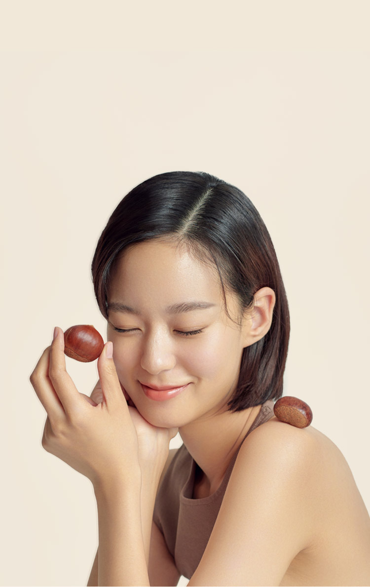 밤을 들고 있는 모델 모습