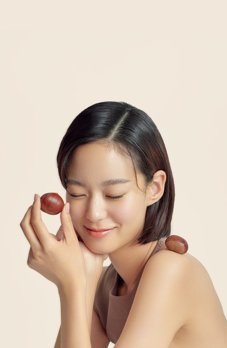 밤을 들고 있는 모델