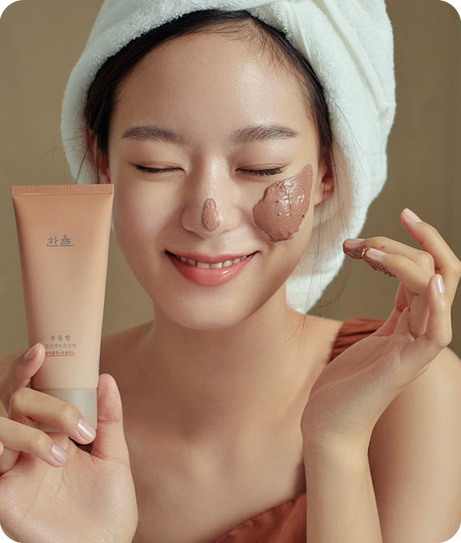 한율 부들밤 말끔피지 모공팩을 바르는 모델