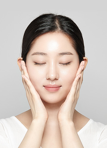 양 손으로 볼을 감싸고 있는 모델