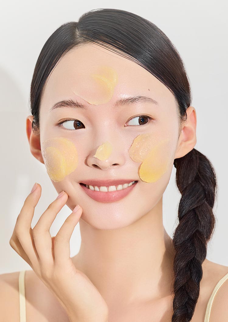 한율 달빛유자 클렌징 필링 젤밤을 사용하는 모델