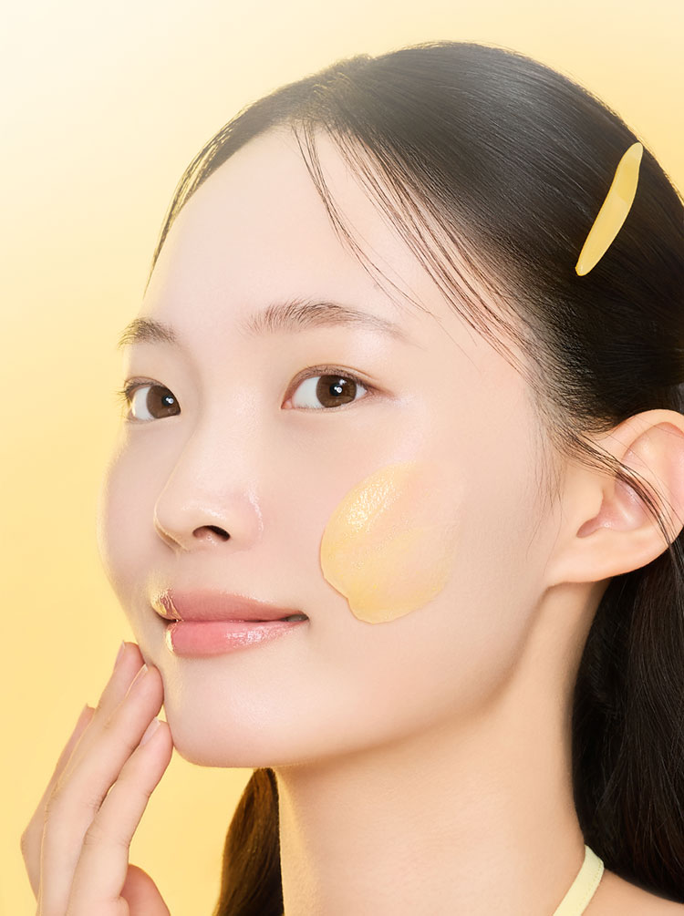 한율 달빛유자 클렌징 필링 젤밤을 사용하고 있는 모델