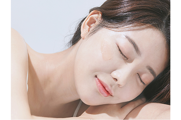 모델 얼굴에 제품 바른 이미지